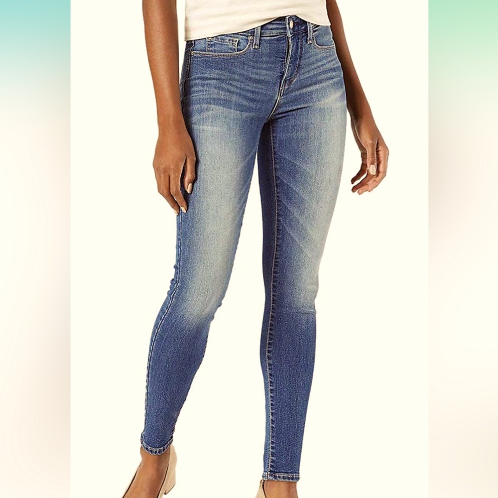Signature by Levi Strauss & Co. Gold Label Women's Totally Shaping Skinny Jeans